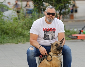 欧美男人外出遛狗摄影图片